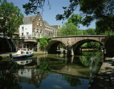117074 Gezicht op de Geertebrug over de Oudegracht te Utrecht, met links het hoekpand Oudegracht 319 / 321.